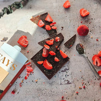 Tablette de chocolat noir aux fraises et au kombu royal 80g