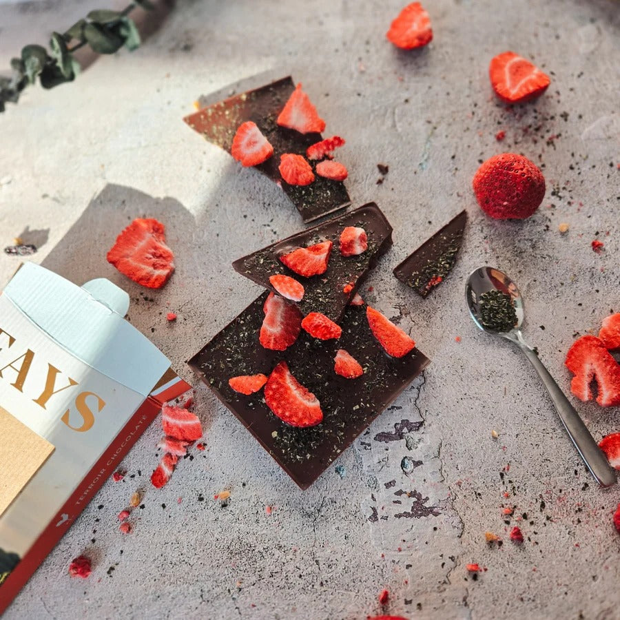 Tablette de chocolat noir aux fraises et au kombu royal 80g