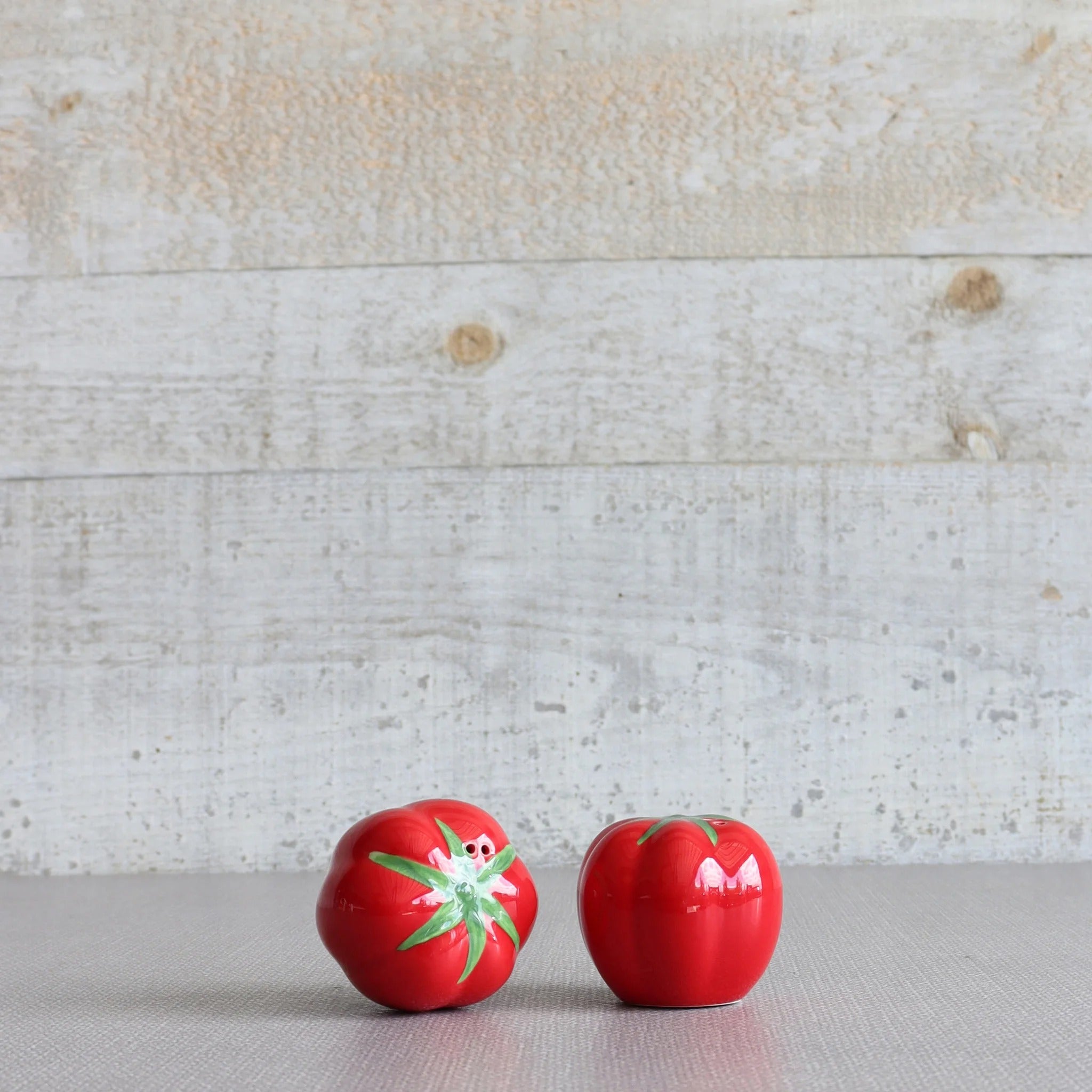 Ensemble sel et poivre en forme de tomates