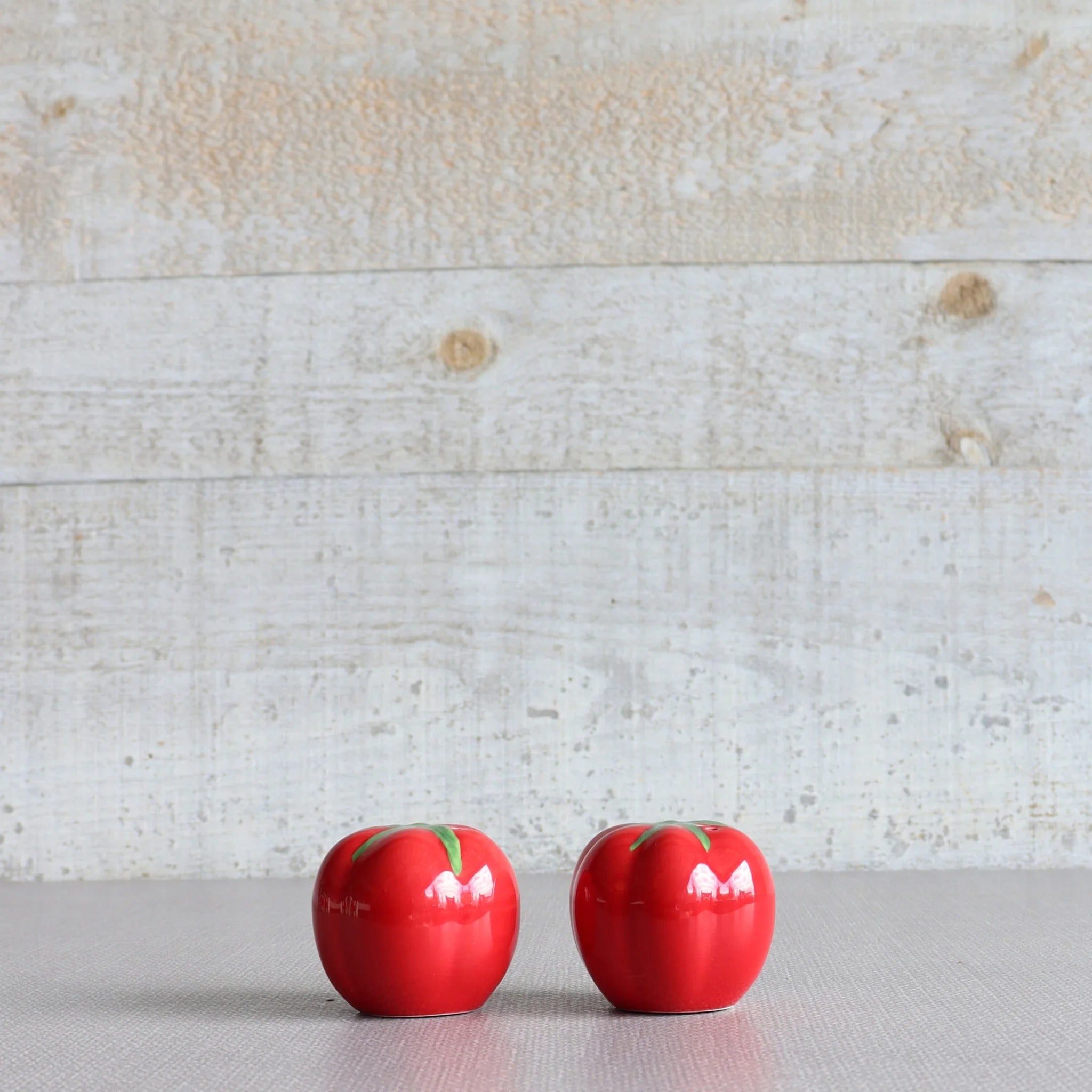 Ensemble sel et poivre en forme de tomates