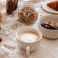 La grande tasse en céramique cannelée
