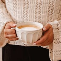 La grande tasse en céramique cannelée