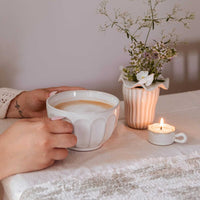 La grande tasse en céramique cannelée