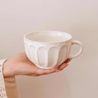 La grande tasse en céramique cannelée